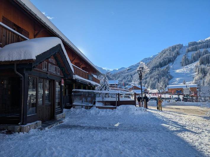 Hôtel pour 5 personnes, avec vue et terrasse, animaux acceptés dans Patinoire De Meribel - 2