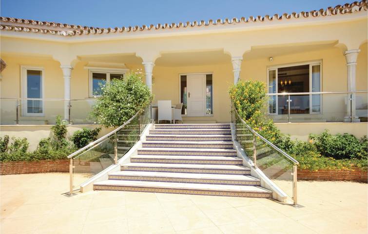 Vakantiehuis voor 8 personen, with tuin and terras as well as zwembad in Elviria
