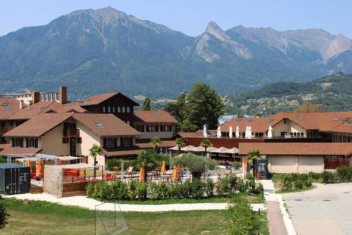 Hôtel pour 4 personnes, avec jardin et sauna ainsi que terrasse et piscine, animaux acceptés