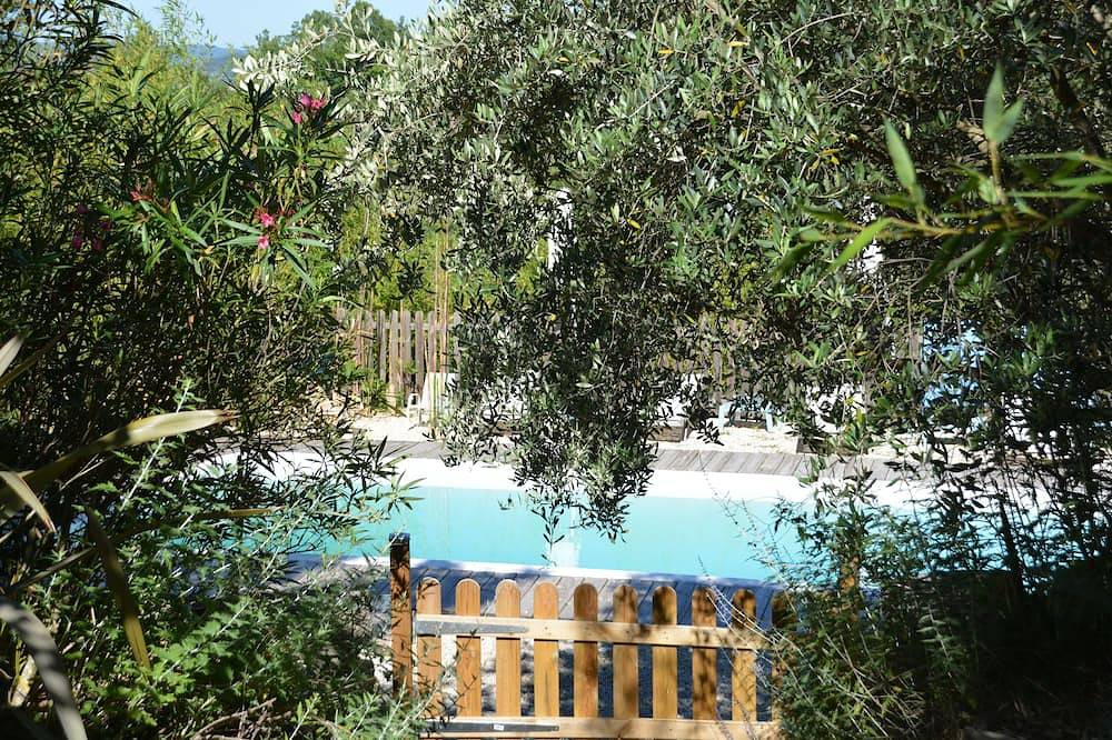 Ungewöhnlich mit Vegetation, so weit das Auge reicht, 5 Minuten vom Dorf Barjac entfernt in Barjac, Alès und Umgebung