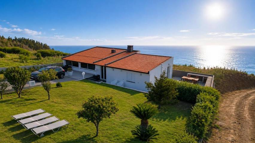 Location de vacances pour 5 personnes, avec Balcon et Terrasse ainsi que Jardin et Vue dans Achadas da Cruz