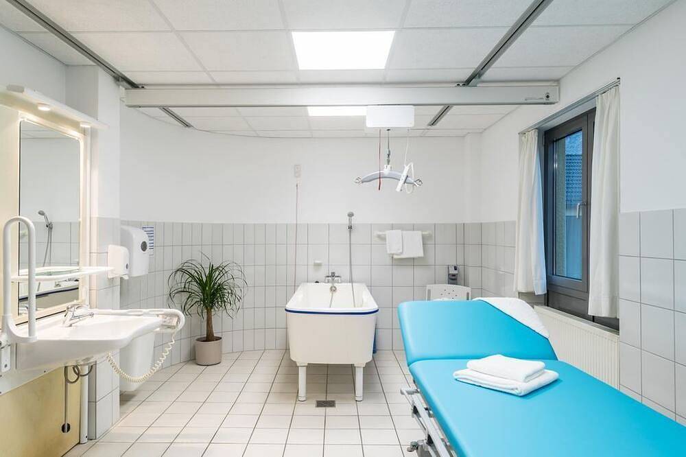 Zweibettzimmer behindertengerecht - euvea Freizeit- und Tagungshotel ggmbh in Neuerburg, Eifelkreis Bitburg-Prüm