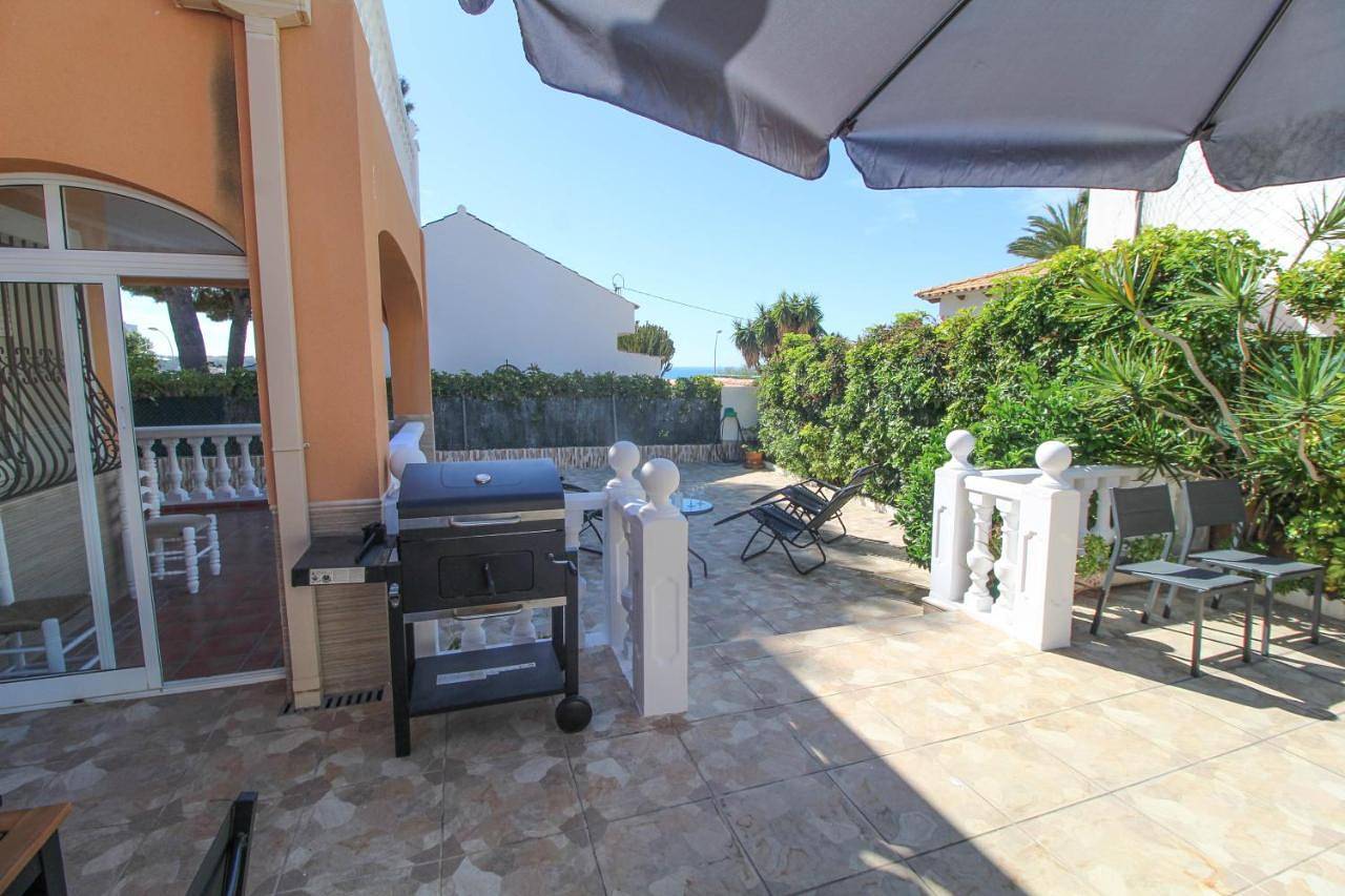 Great villa, Sea views, 20 secs walk to the beach, Bbq, 9 people, 5 mins car from Alicante city center, sailing club 3 mins walk in El Barrio, Alicante