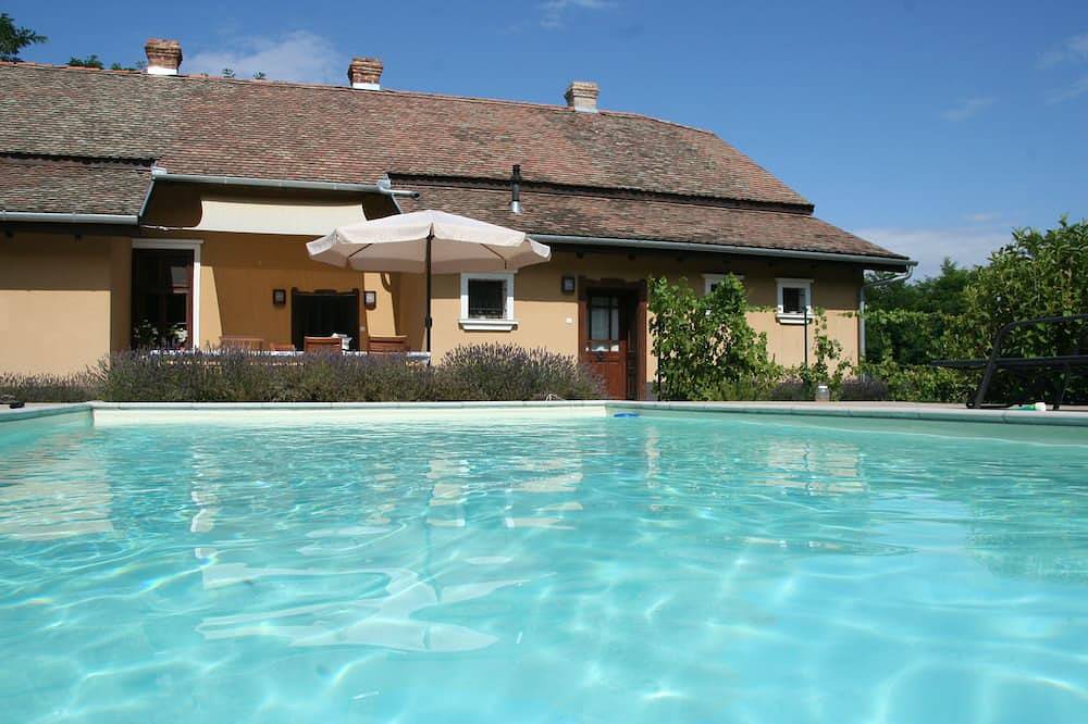 Country house, 8 people. Private parking, swimming pool and large private garden. At Lake Tisza. in Tiszaszentimre, Jász-Nagykun-Szolnok megye