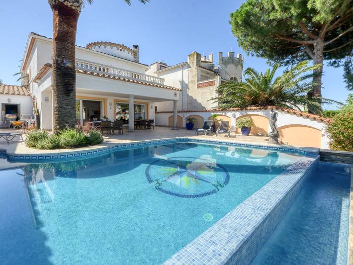 Ferienhaus für 8 Personen, mit Garten und Pool sowie Terrasse in Empuriabrava