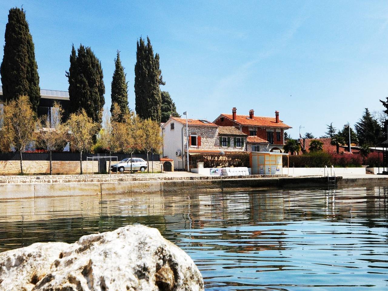 Splendida posizione sul mare con una vista panoramica mozzafiato dove il cielo incontra il mare. in Materada, Porec e dintorni