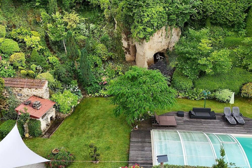 Les Trois Grottes, piscine extérieure chauffée toute l'année, 7 chambres. in Longueval-Barbonval, Les Septvallons