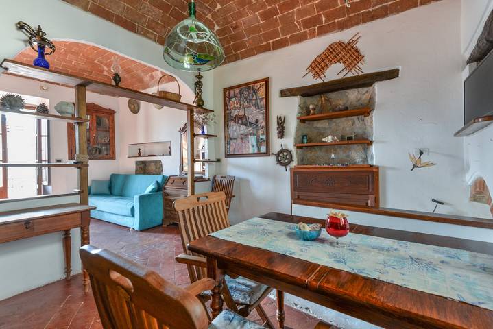 Appartement entier, Appartement 'Nadine - Deux pièces au centre' avec balcon et climatisation in Marciana, Archipel toscan