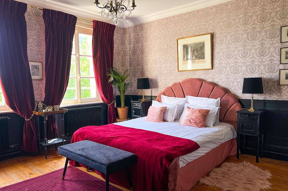 Château Le Bas Bleu, chambre Sarah Bernhardt in Quesnoy-le-Montant, Région d'Abbeville
