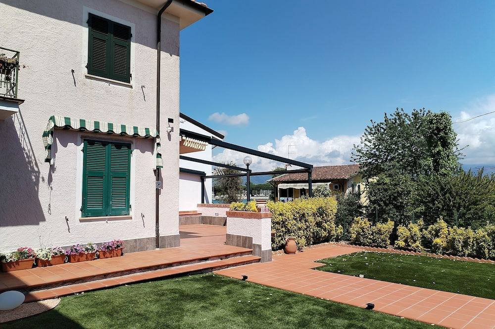 Ganze Wohnung, Bocca di Magra semi-detached house with large terrace in Montemarcello, Ameglia Gemeinde