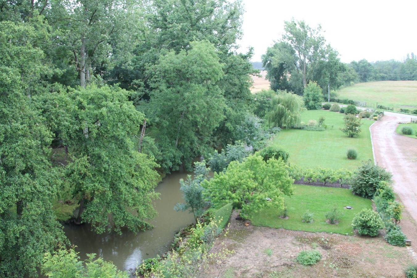 Chambres d'hôtes Le Moulin Chevillon - Japonaise in Cercy-la-Tour, Nièvre
