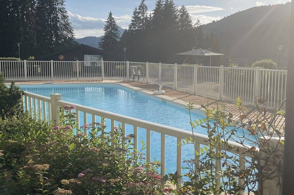 Entire apartment, La Taniere  - spacious ski-in/ski-out apartment in Les Gets located on the piste in Les Gets, Les Portes du Soleil