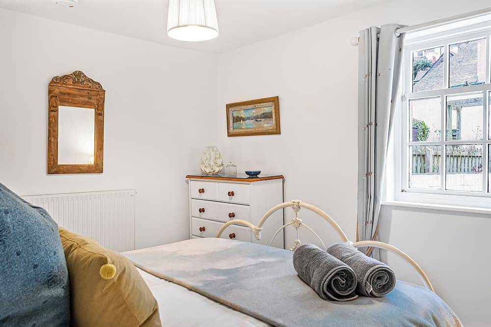 Private garden & central location within 5 min walk of town in Polperro, Fowey