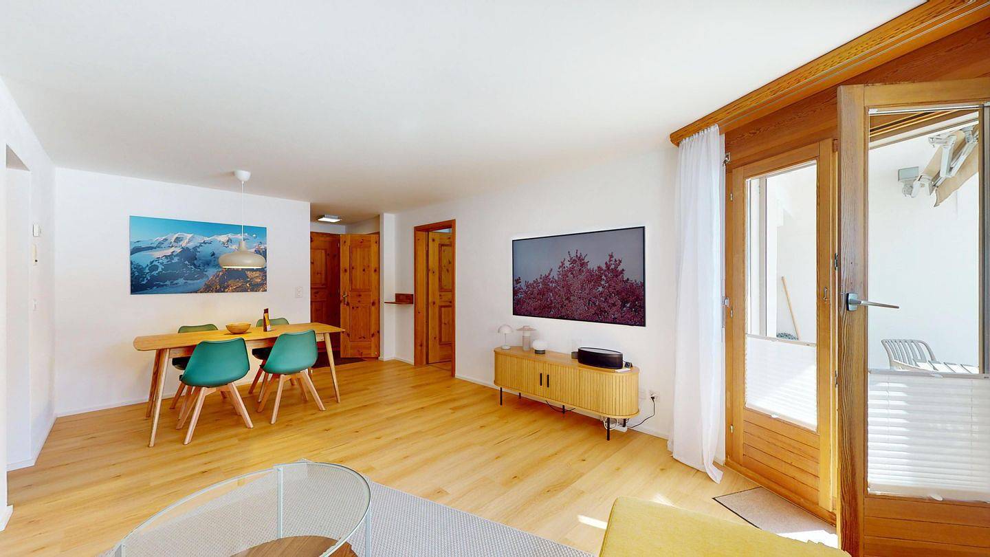 Geheel appartement, Ground-Floor Holiday Apartment in Bever with Terrace, Lift & Parking in Bever, Saint Moritz