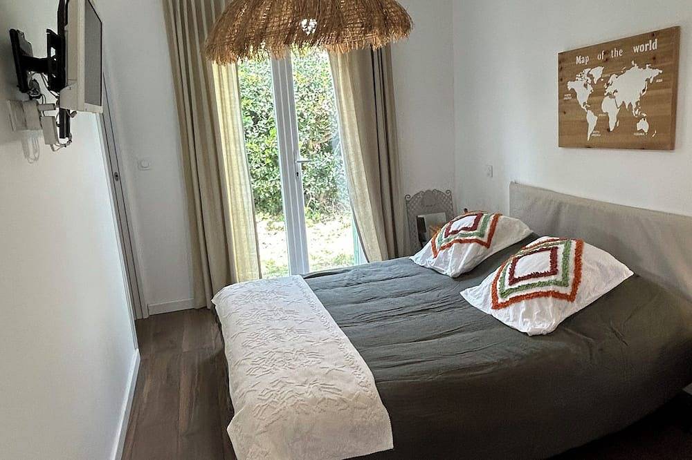 Nice villa with swimming pool overlooking the island of Capraia and 2 minutes walk from the beach. in Macinaggio, Rogliano