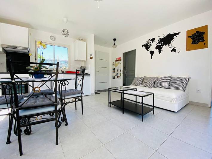 Gîte pour 4 personnes, avec terrasse ainsi que piscine et jardin