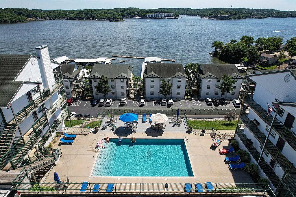 Ganze Wohnung, Breathtaking Views - Two Pools - Enclosed Balcony in Lake Ozark, Lake of the Ozarks