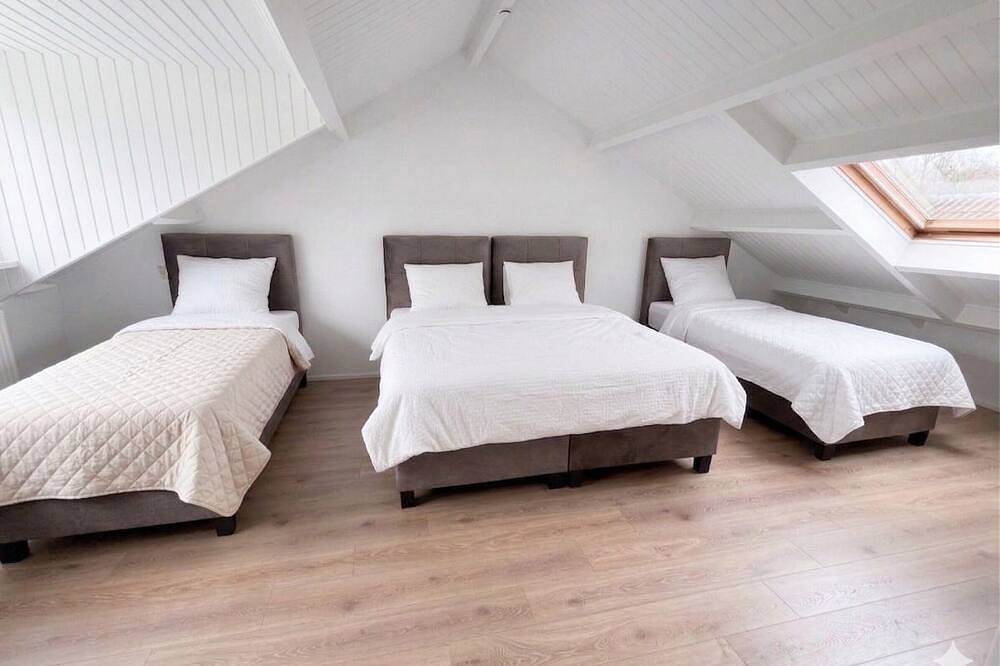 Welkom bij Xl Nature Villa, een uniek grote vakantievilla die comfortabel plaats biedt aan maximaal 14 gasten Gelegen nabij de bossen van Tilburg en omringd door natuur, is deze 240 m² villa perfect voor families, sportteams en natuurliefhebbers. in Tilburg, Noord-Brabant