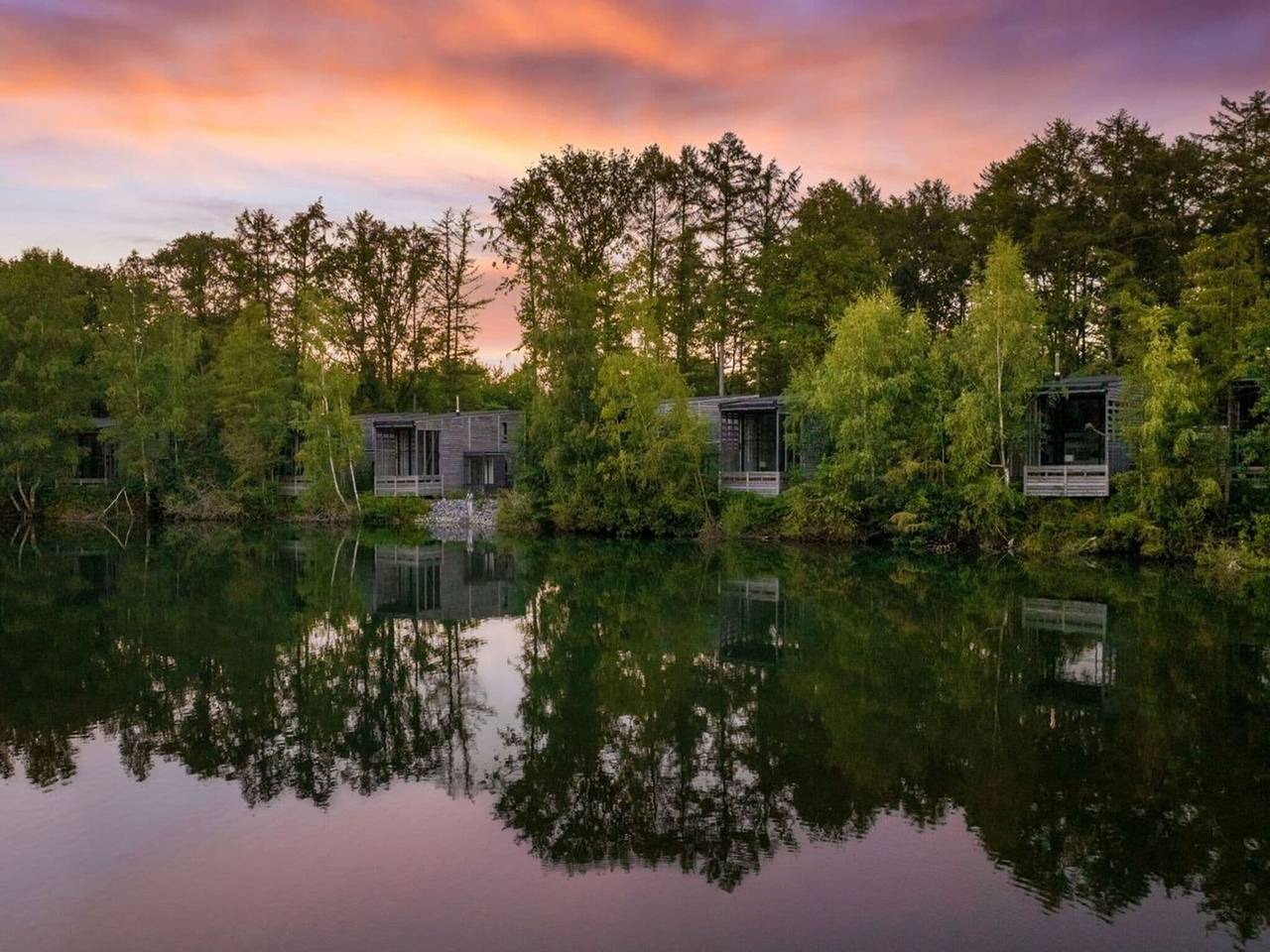 Sky Pad: Lakeside Retreat in Hainaut