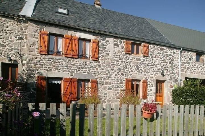 Gîte pour 5 personnes, avec jardin et balcon à Murol