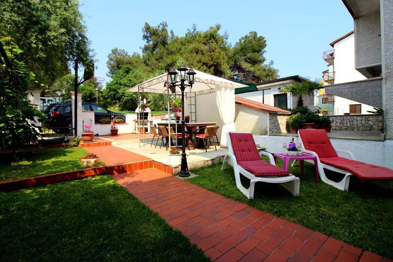 Ganze Ferienwohnung, Studio Vista 1 für 2 Personen mit Garten und Grill in Poreč, Porec und Umgebung