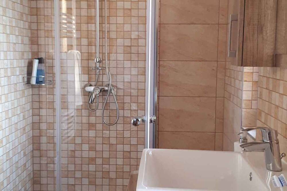Ganze Wohnung, Ferienwohnung mit Blick auf den See und den Pool in Balatonalmadi, Plattensee nordufer