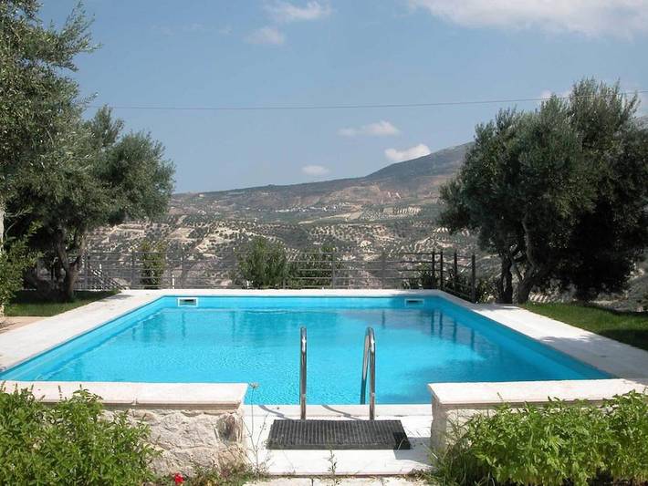 Villa for 5 people, with Terrace and Garden as well as Pool in Heraklion