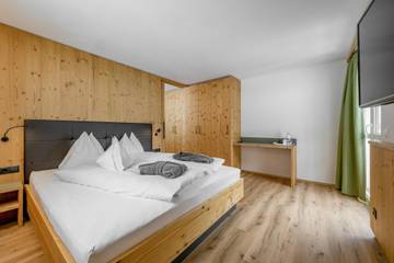 Hôtel pour 5 personnes, avec piscine ainsi que jardin et sauna, adapté aux familles à Brand