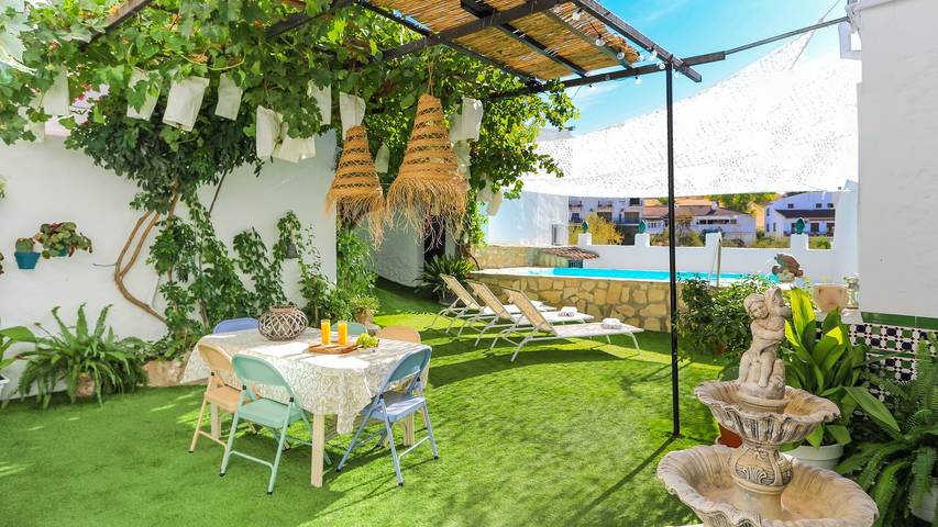 Casa rural para 12 personas, con balcón/terraza y piscina en Montecorto