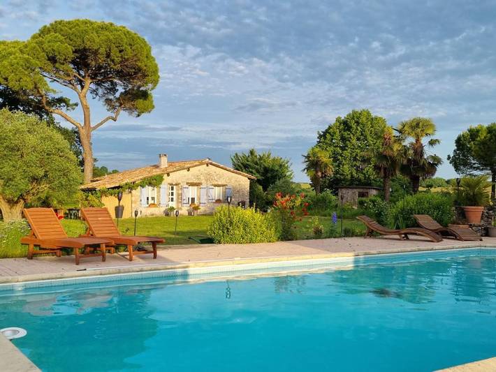 Gîte pour 4 personnes, avec vue ainsi que jardin et piscine dans Labastide-Castel-Amouroux