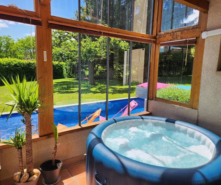 Villa pour 8 personnes, avec Balcon et Jacuzzi ainsi que Terrasse et Jardin dans l' Isère - 3