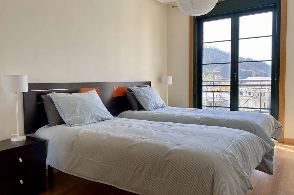 Entire apartment, Apartment with ocean views and community pool, just a 3 min walk to the beach! in Ortigueira, Galician Coast
