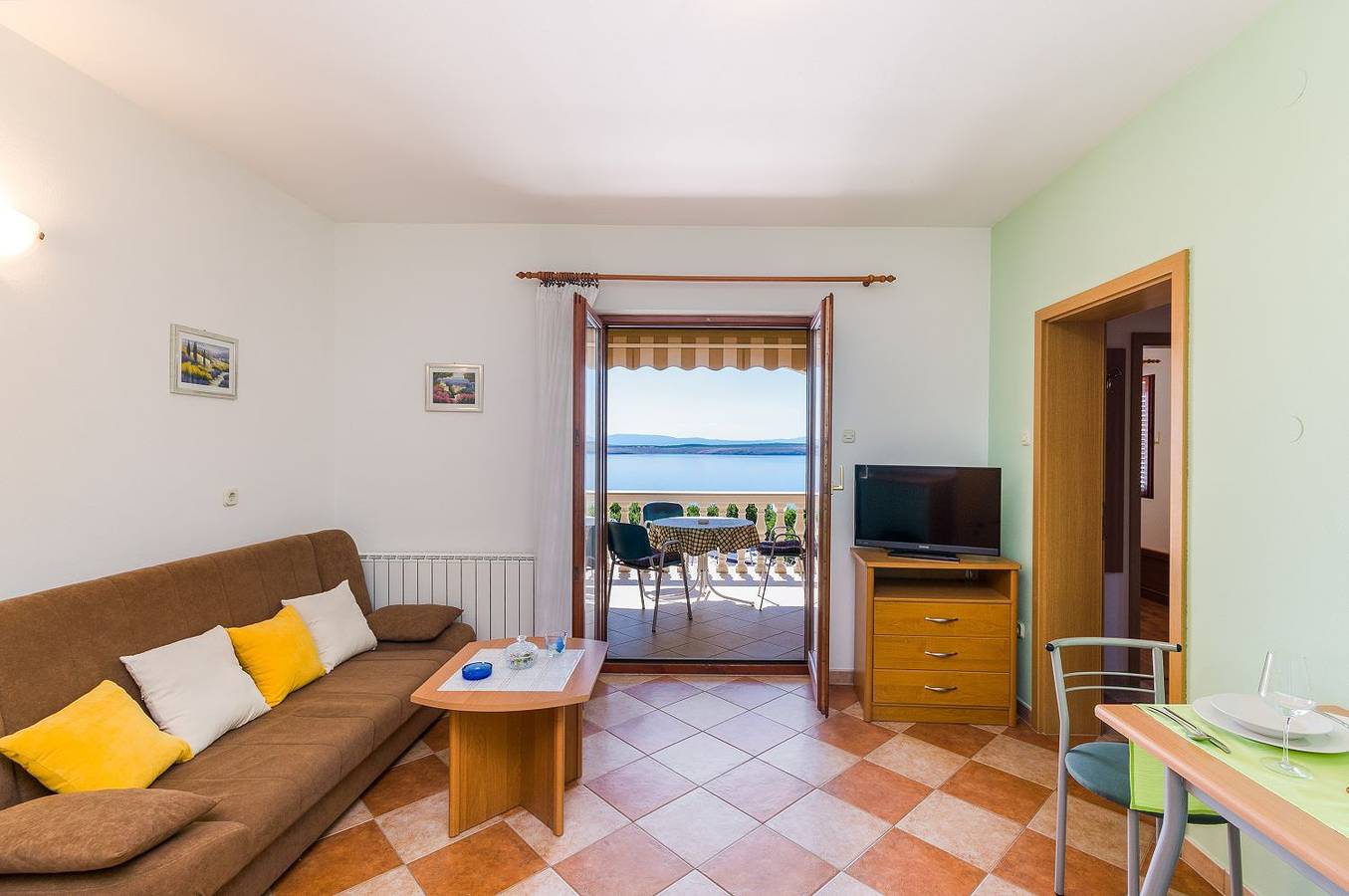 Ganze Wohnung, Komfortables Apartment nur 500 Meter zum Strand mit Meerblick, privatem Balkon, Grill in Dramalj, Primorje-Gorski Kotar