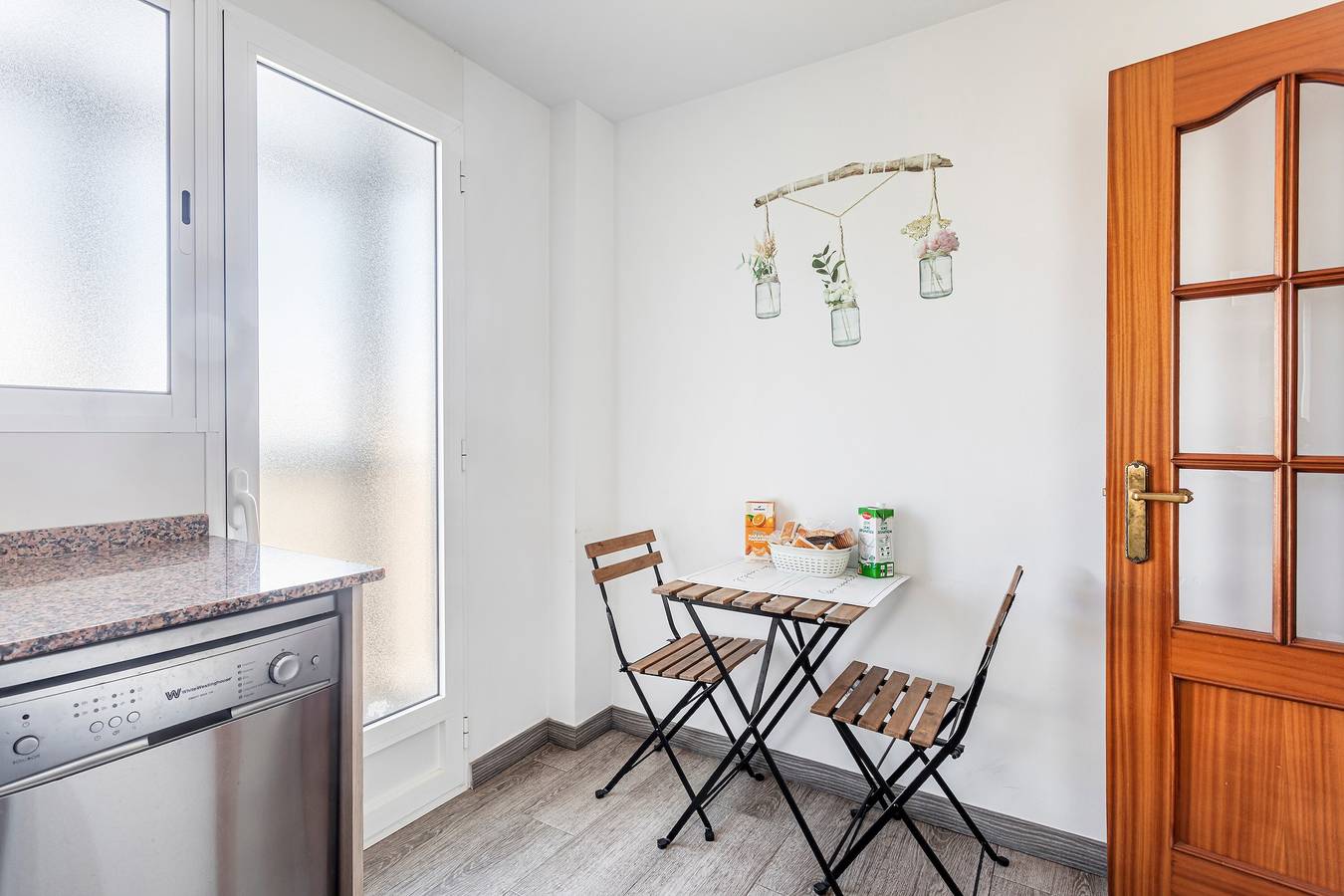 Entire apartment, Holiday Home '5 Minutes From Downtown Valencia' with Balcony, Wi-Fi and Air Conditioning in Benetússer, Costa de Valencia