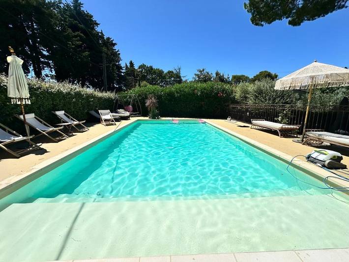 Location de vacances pour 9 personnes, avec sauna et jacuzzi ainsi que piscine et jardin à Tresques