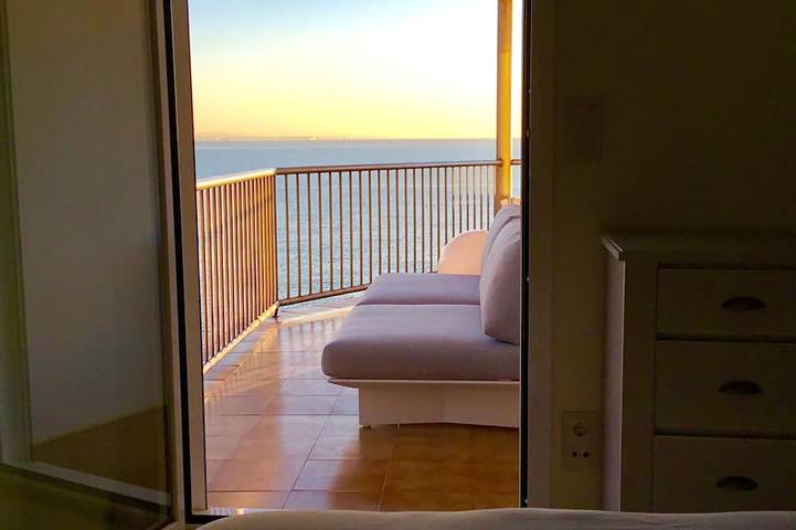 Entire apartment, Salou: Beautiful air-conditioned apartment with a 180° ocean view, direct beach access, Wi-Fi, and a garage in Salou, Costa Dorada