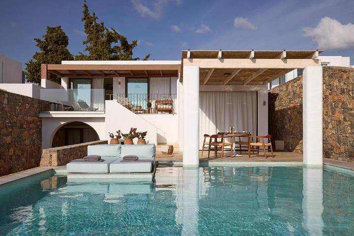 Villa for 2 people, with sauna and pool as well as garden and hot tub, with pets in Agios Nikolaos