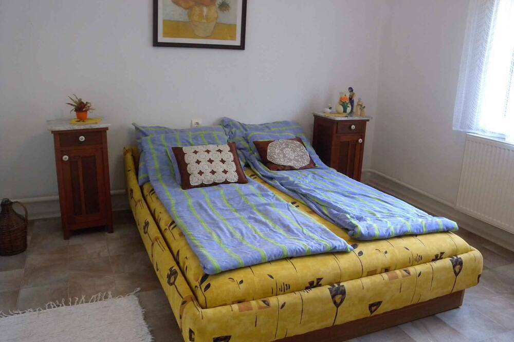 Ferienhaus mit überdachter Terrasse und Grill in Szabadifürdő, Siofok