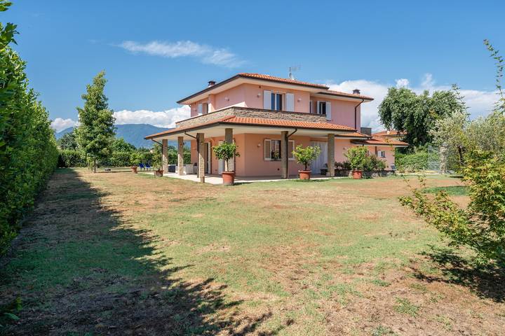 Casa vacanza per 9 persone, con balcone e giardino nonché idromassaggio a Capannori