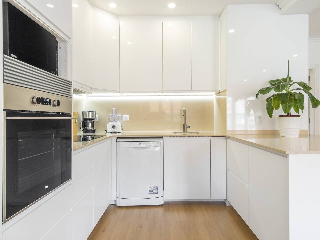 Apartamento inteiro, Apartamento de férias para 10 pessoas com varanda in São Mamede, Lisboa