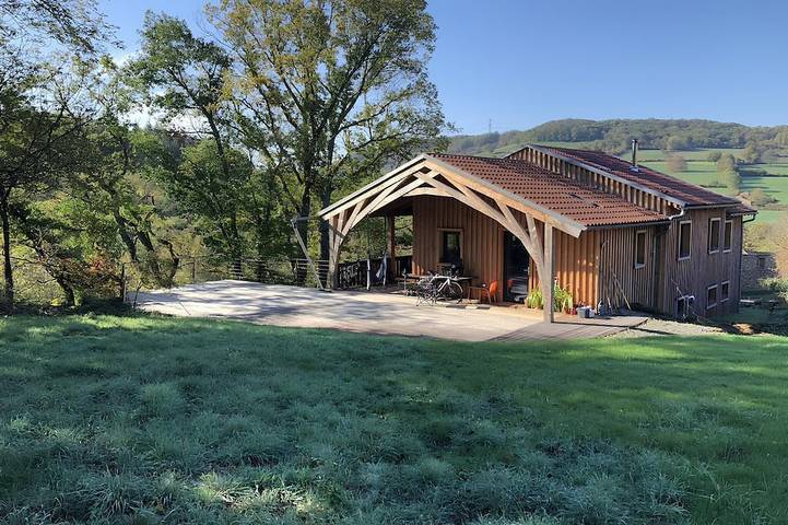 Location de vacances pour 8 personnes, avec jardin et balcon dans Jalogny