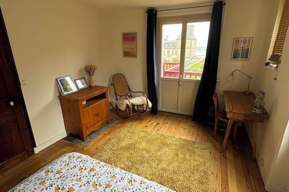 Entire apartment, Appartement de Villa Historique - 50m de la Plage in Lion-sur-Mer, Caen region