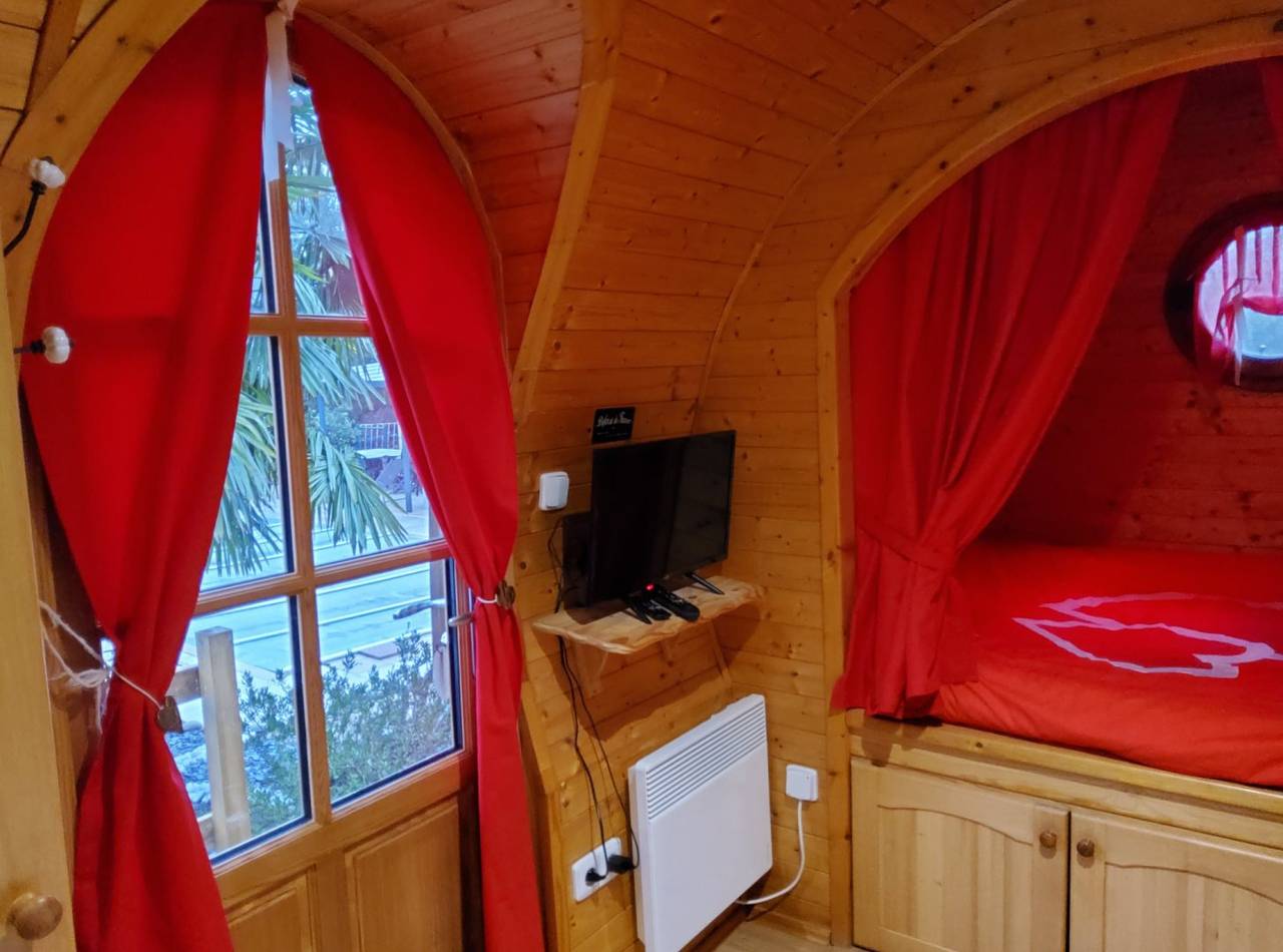 Location nuitée insolite, la roulotte romantique & spa Chantilly in Blaincourt-lès-Précy, Oise