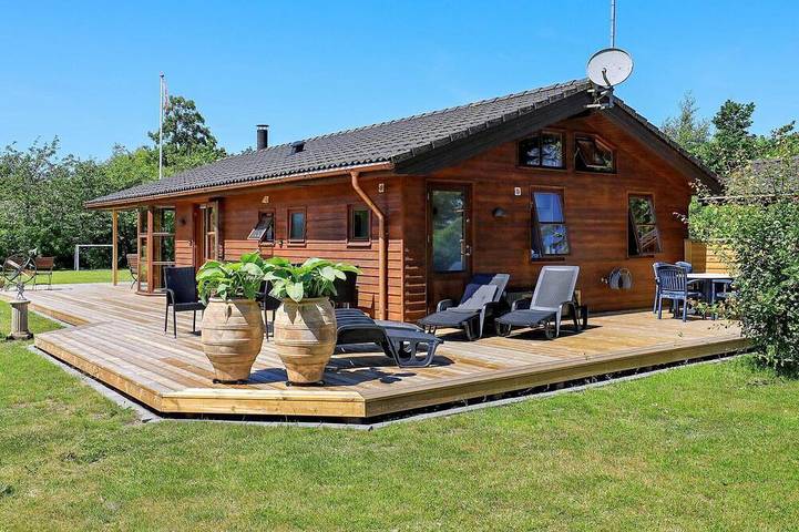 Ferienhaus für 8 Personen, mit Whirlpool und Terrasse sowie Garten und Sauna in Nørhede Vest
