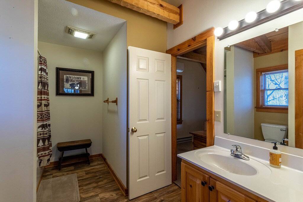 Bearly a Care - pets welcome, hot tub, pool table, foosball, close to snow tubing and zip lines! in Blue Ridge Parkway, Seven Devils