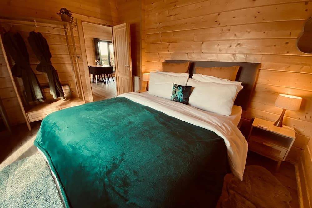 Favourite Lodge with Hot Tub at Kingfisher Lakes | Panoramic Views | Sunny Deck! in Brandesburton, East Riding of Yorkshire