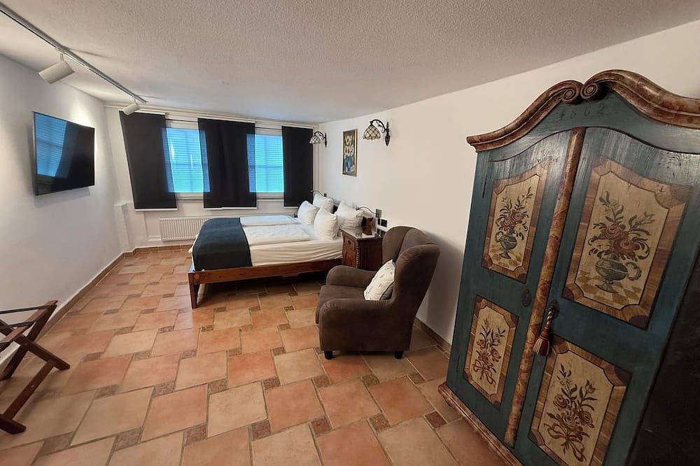 Ganze Wohnung, Grebenstein mit Burg & Türmen nahe Dornröschens Sababurg & Rapunzels Trendelburg in Grebenstein, Hessisches Bergland