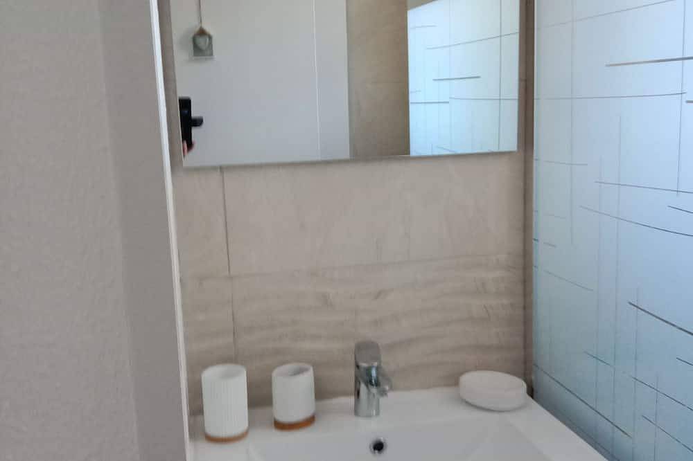 Appartement entier, Gruissan (Aude) Appartement calme, vue/port plaisance, Clim, Sdb neuve, Parking in Gruissan (Ville), Gruissan