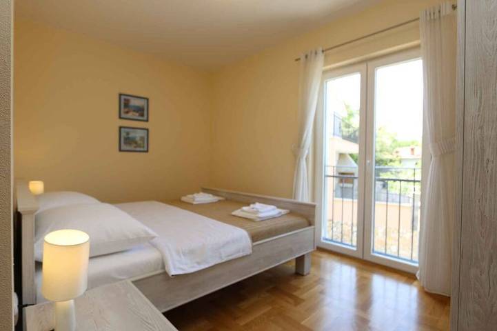 Ganze Wohnung, Ferienwohnung mit Klimaanlage und seitlichem Meerblick in Soline, Krk