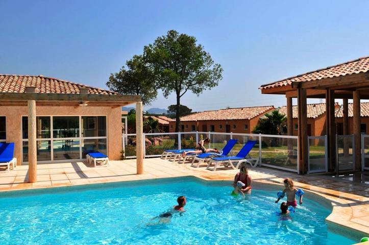 Appart’hôtel pour 15 personnes, avec sauna et piscine ainsi que terrasse et bassin pour enfant